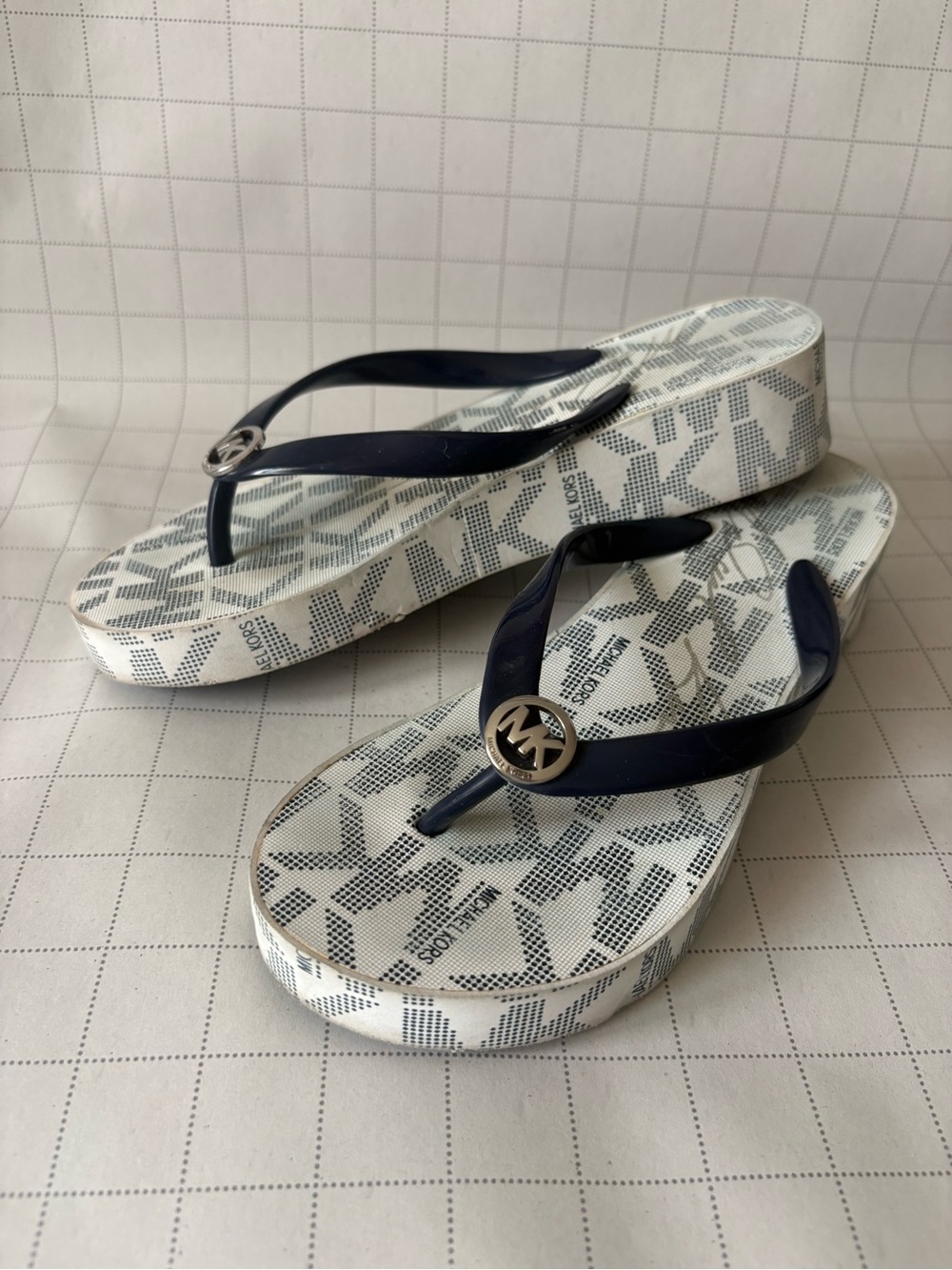 💙 Michael Kors Platform Flip Flops Navy Blue & White MK Logo — Size 6